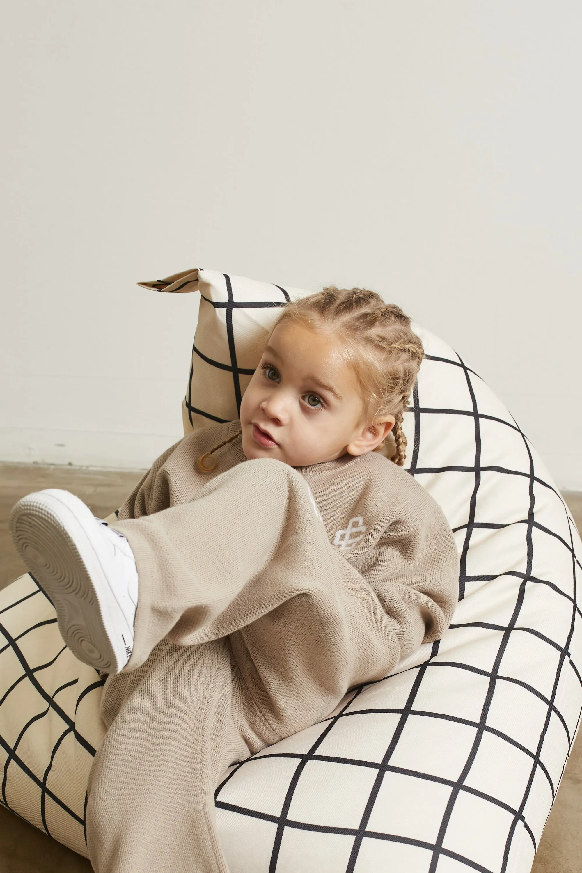 KIDS KNITTED EMBLEM CREW - BEIGE