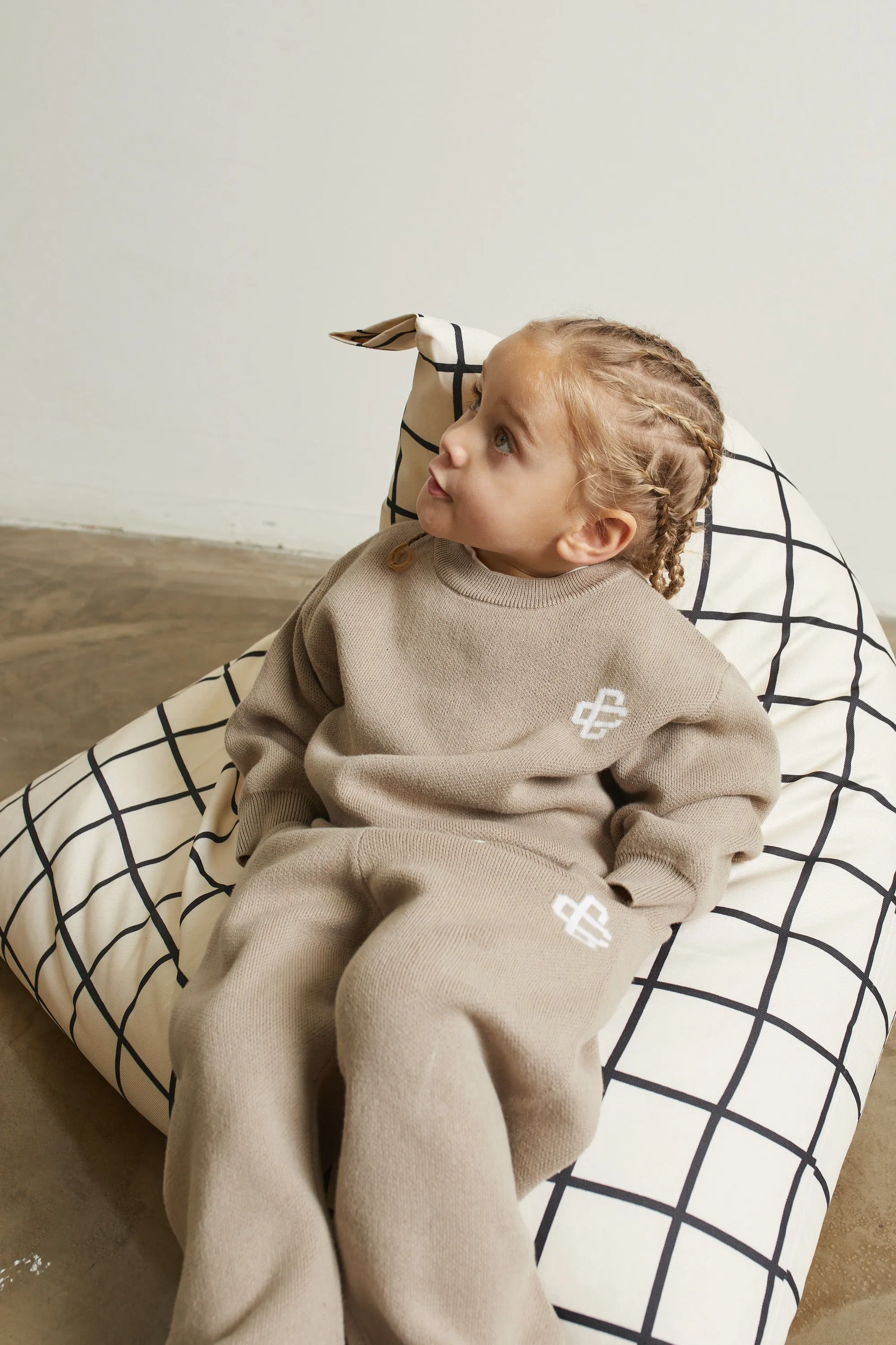 KIDS KNITTED EMBLEM CREW - BEIGE