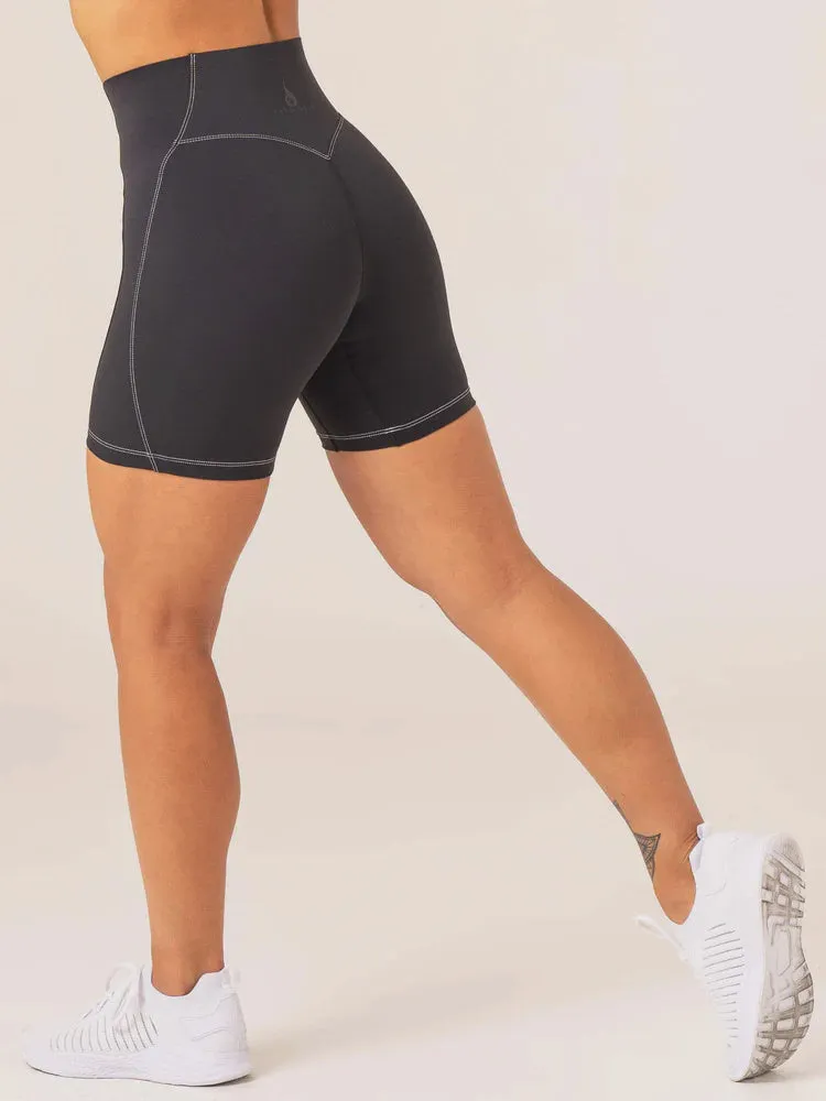 STRIDE HIGH WAISTED SHORTS - BLACK